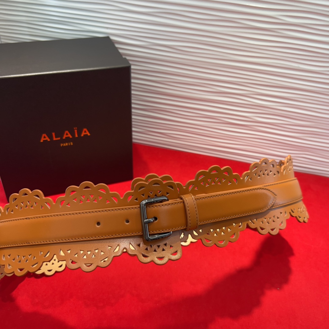  Alaia腰封、品牌标志性的镂空雕花工艺，柔软牛皮制成于意大利7.0Cm。码数70一95欧