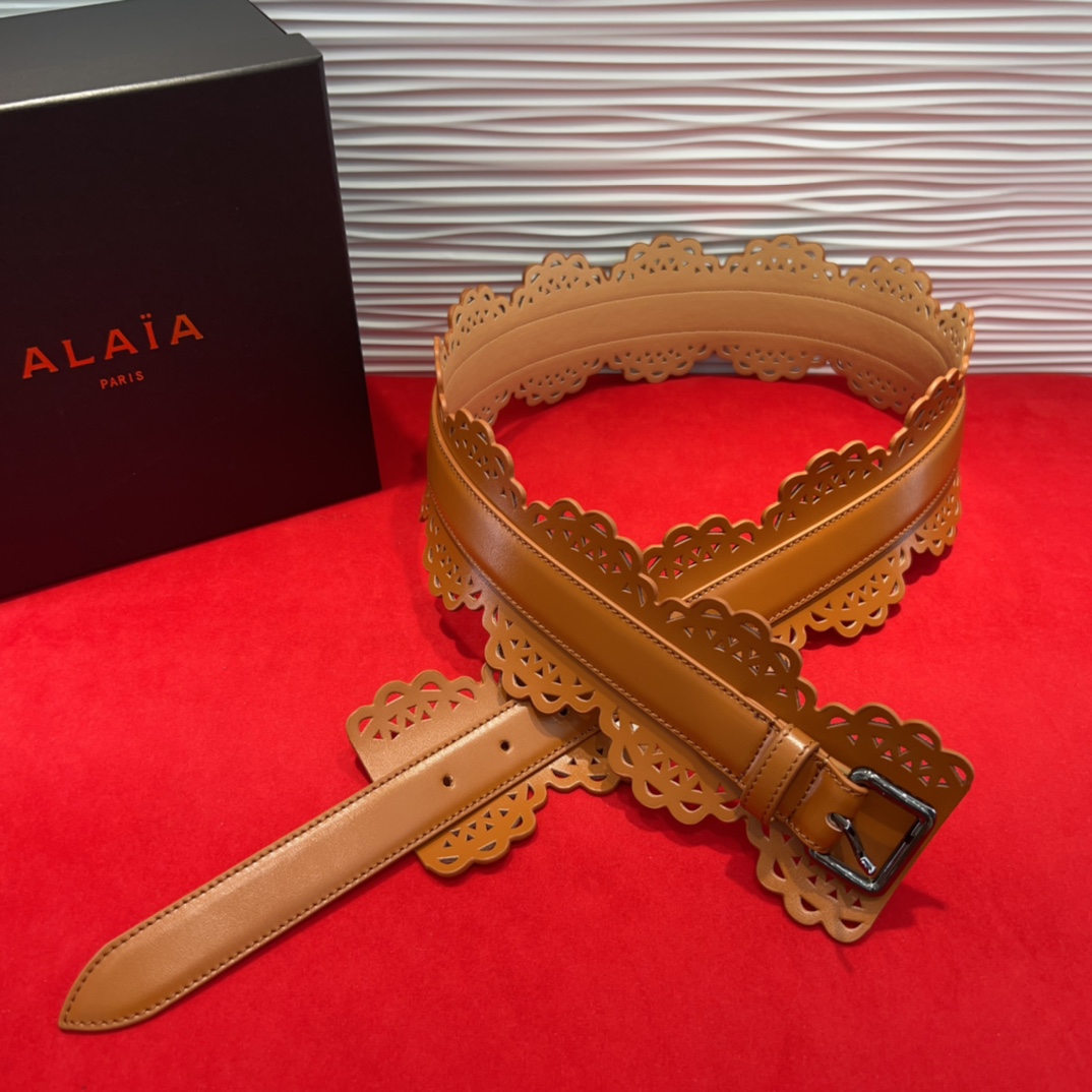  Alaia腰封、品牌标志性的镂空雕花工艺，柔软牛皮制成于意大利7.0Cm。码数70一95欧