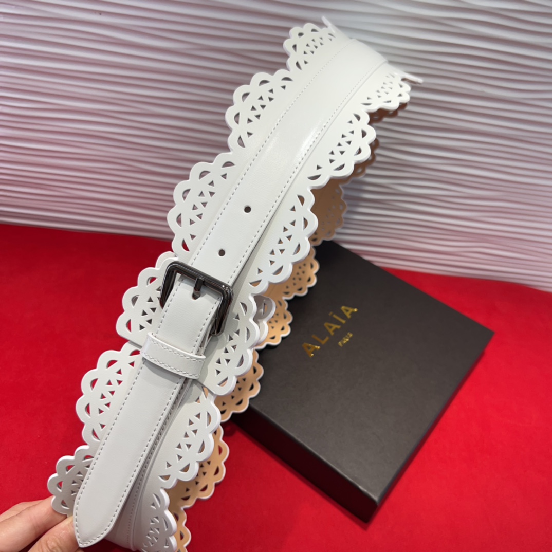  Alaia腰封、品牌标志性的镂空雕花工艺，柔软牛皮制成于意大利7.0Cm。码数70一95欧