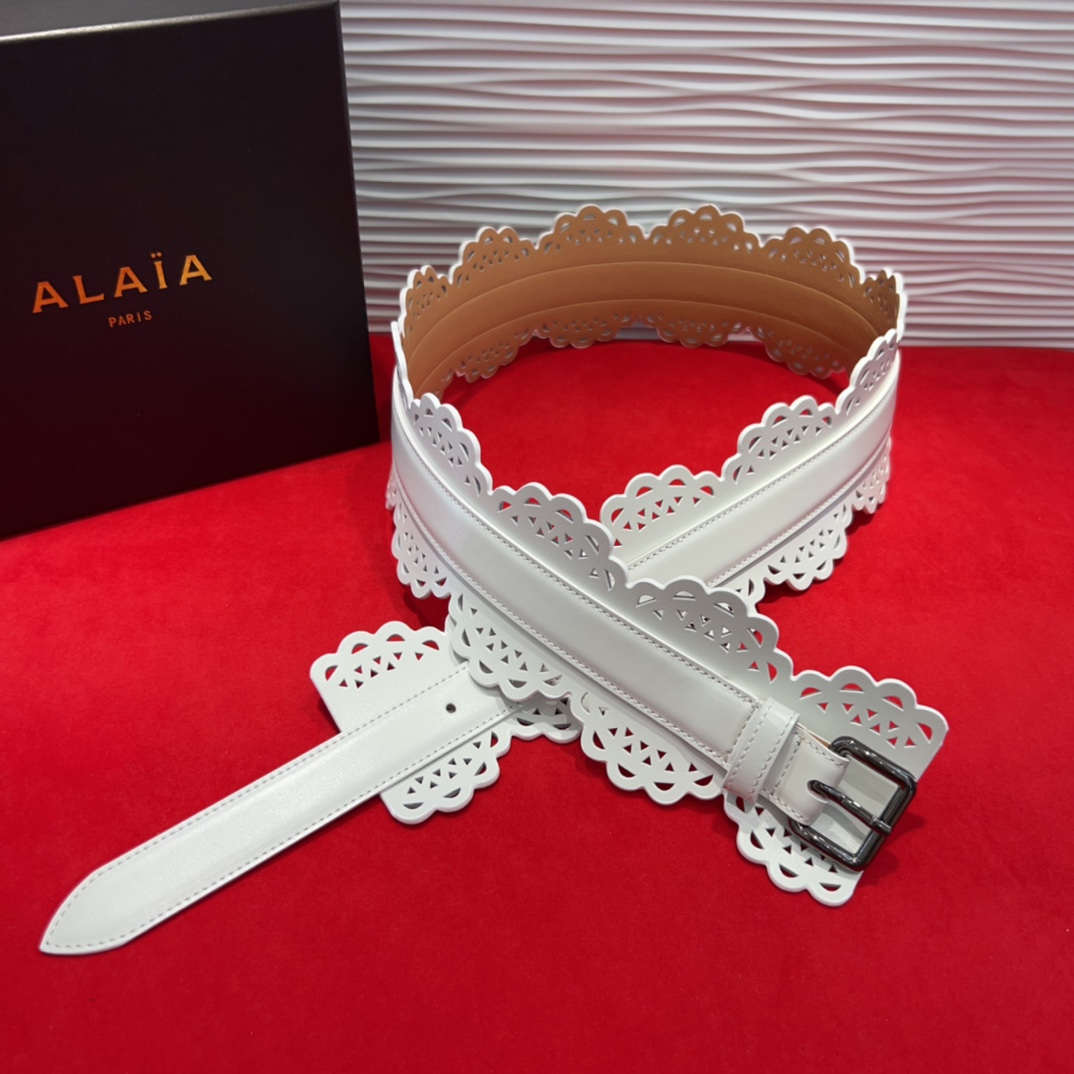  Alaia腰封、品牌标志性的镂空雕花工艺，柔软牛皮制成于意大利7.0Cm。码数70一95欧
