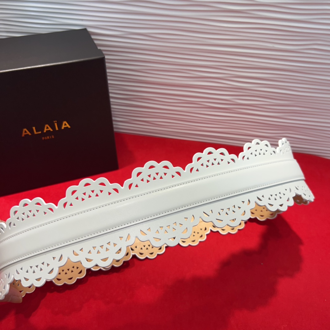 Alaia腰封、品牌标志性的镂空雕花工艺，柔软牛皮制成于意大利7.0Cm。码数70一95欧