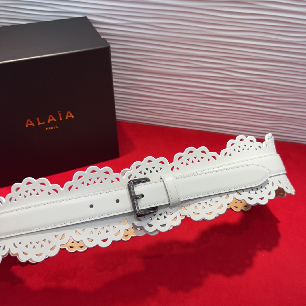  Alaia腰封、品牌标志性的镂空雕花工艺，柔软牛皮制成于意大利7.0Cm。码数70一95欧