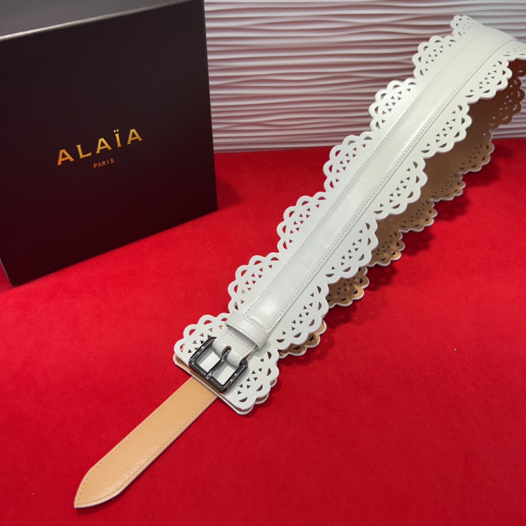  Alaia腰封、品牌标志性的镂空雕花工艺，柔软牛皮制成于意大利7.0Cm。码数70一95欧