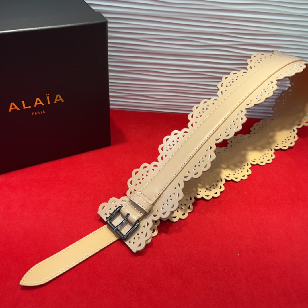  Alaia腰封、品牌标志性的镂空雕花工艺，柔软牛皮制成于意大利7.0Cm。码数70一95欧