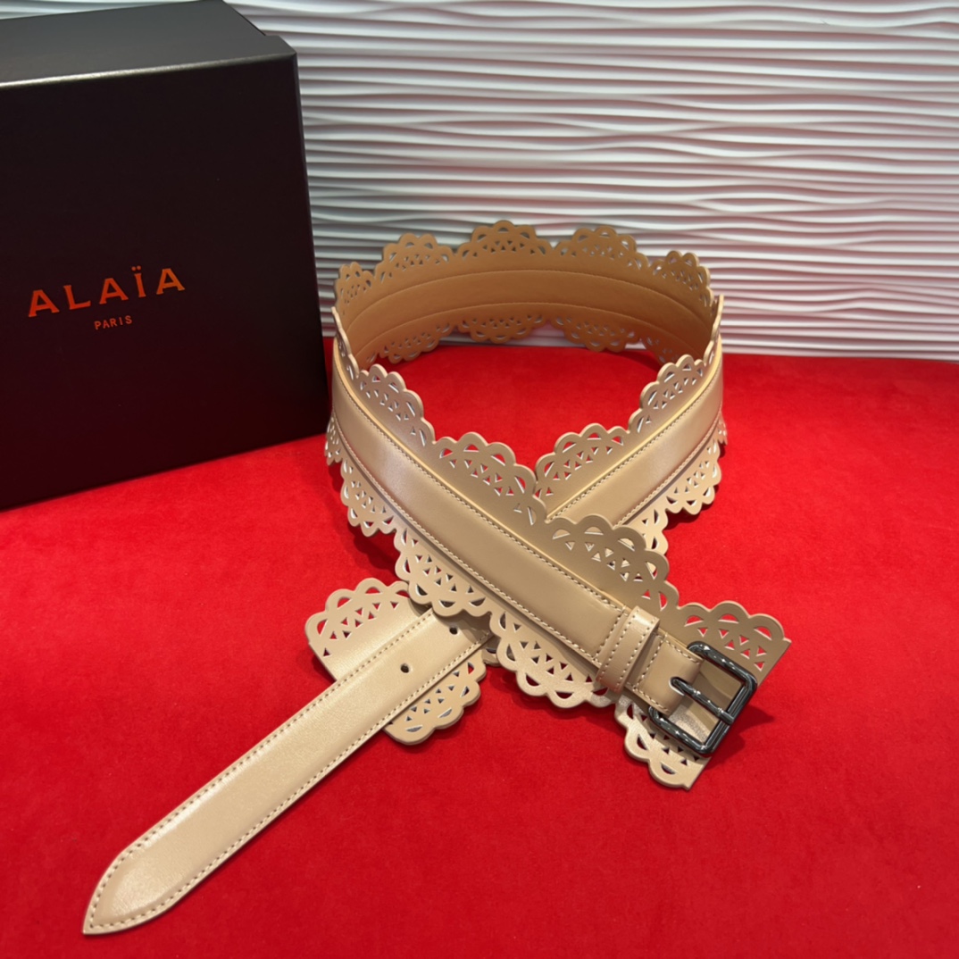  Alaia腰封、品牌标志性的镂空雕花工艺，柔软牛皮制成于意大利7.0Cm。码数70一95欧