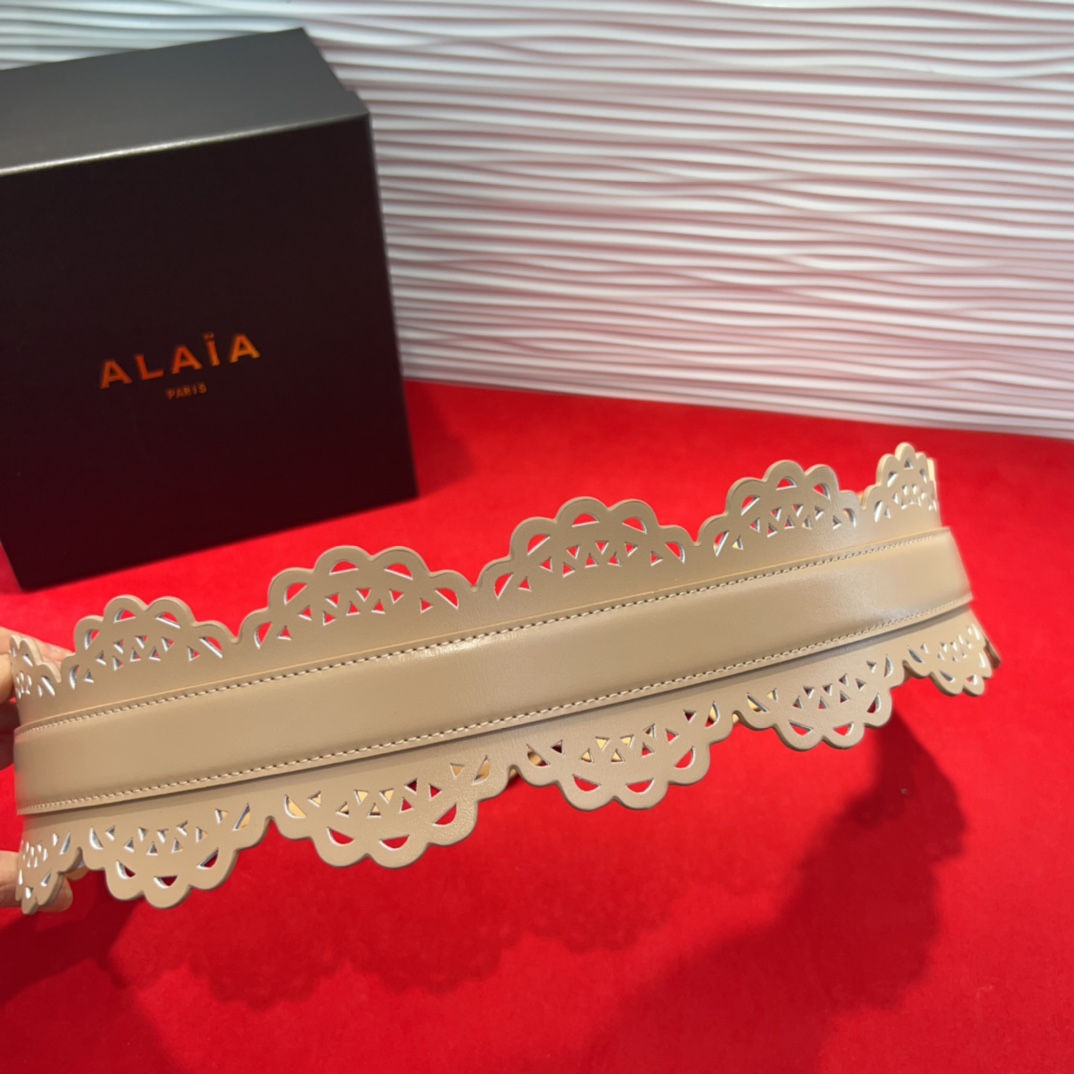  Alaia腰封、品牌标志性的镂空雕花工艺，柔软牛皮制成于意大利7.0Cm。码数70一95欧