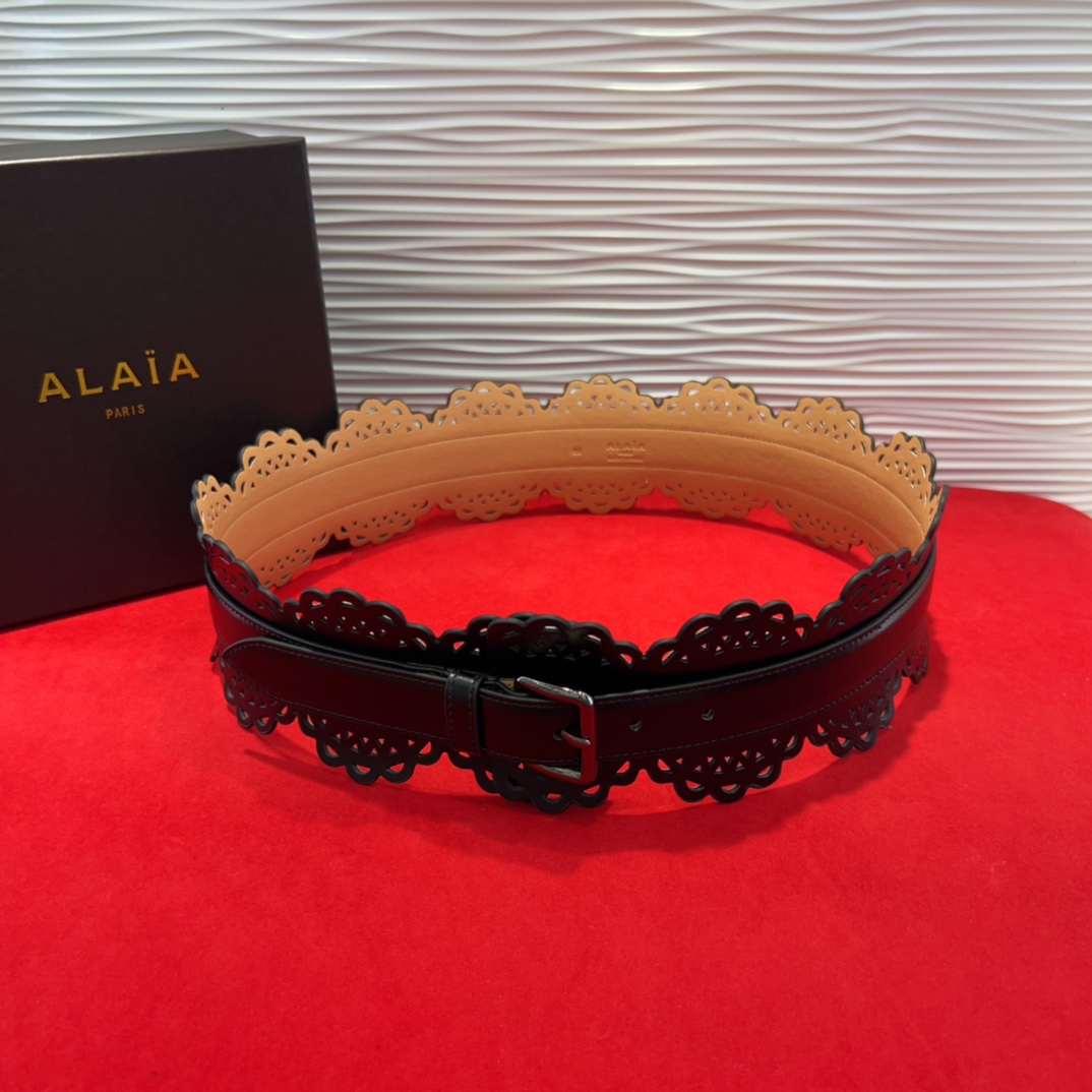  Alaia腰封、品牌标志性的镂空雕花工艺，柔软牛皮制成于意大利7.0Cm。码数70一95欧