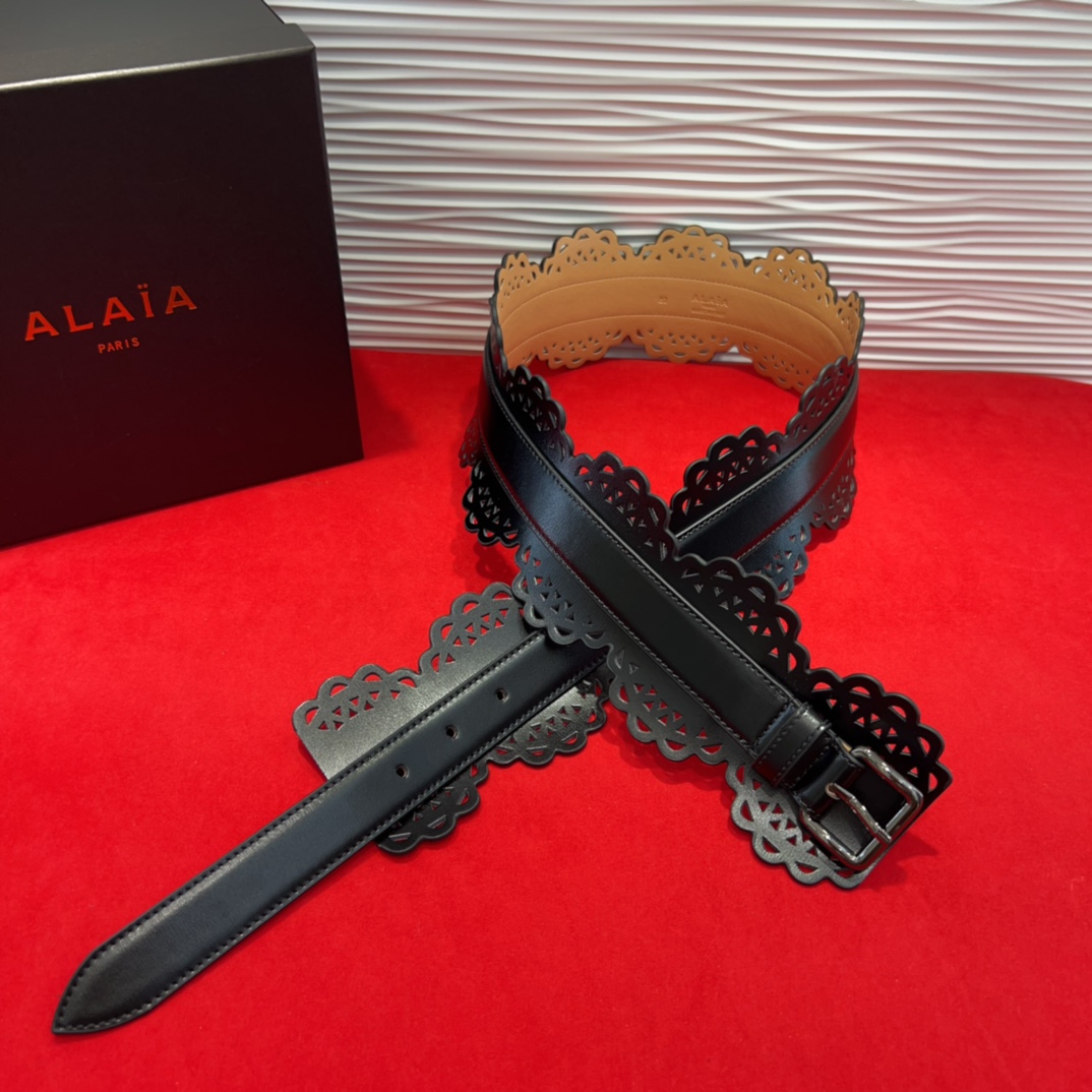  Alaia腰封、品牌标志性的镂空雕花工艺，柔软牛皮制成于意大利7.0Cm。码数70一95欧
