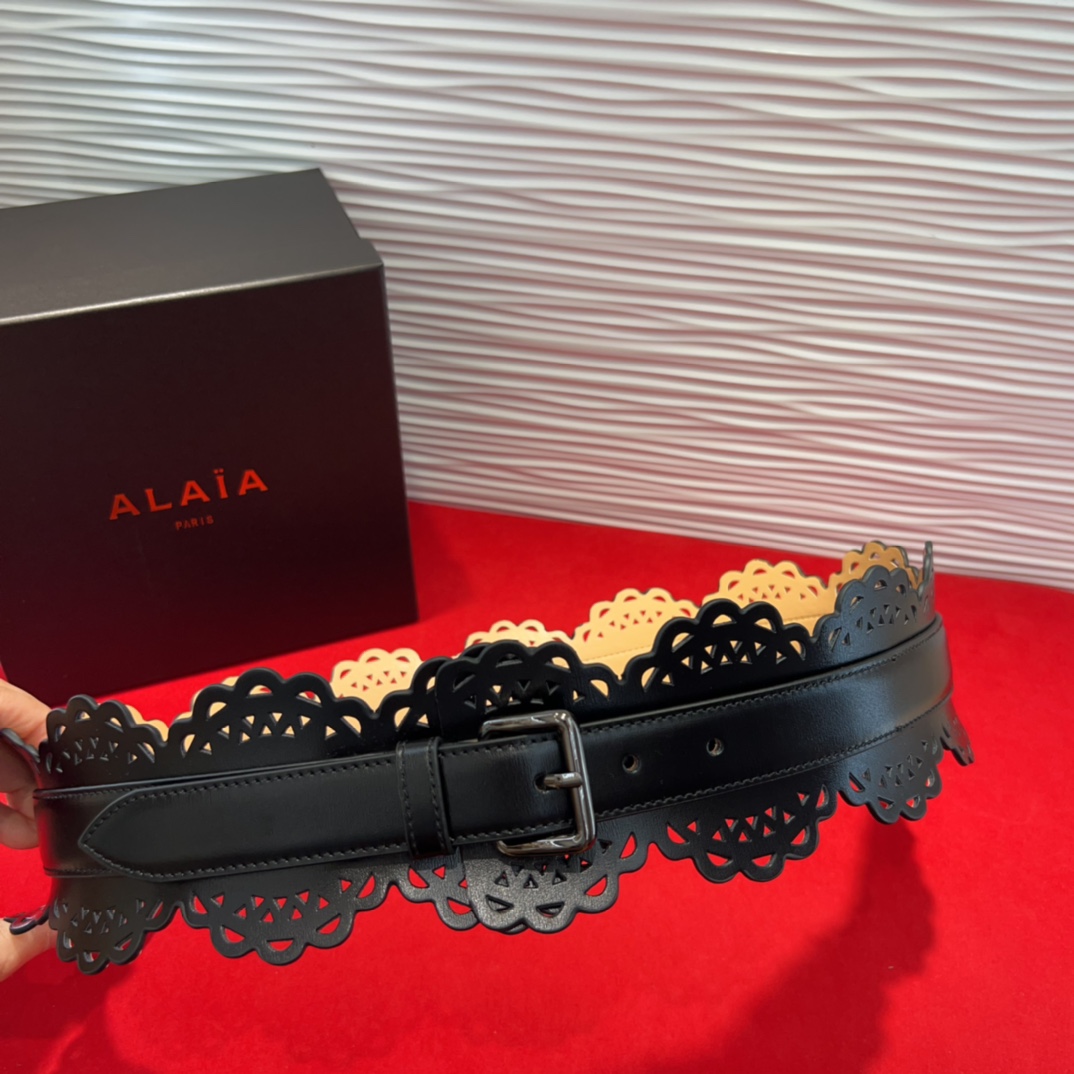  Alaia腰封、品牌标志性的镂空雕花工艺，柔软牛皮制成于意大利7.0Cm。码数70一95欧