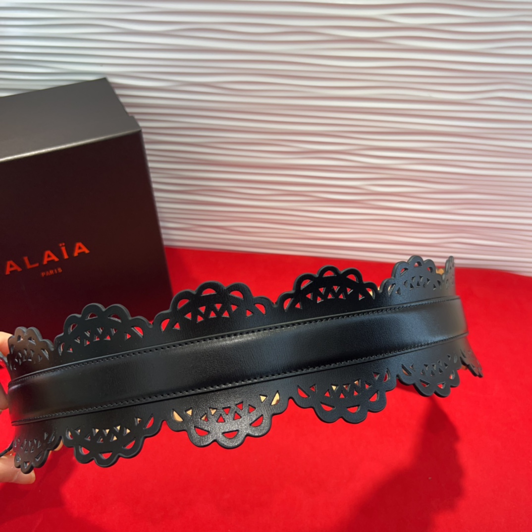  Alaia腰封、品牌标志性的镂空雕花工艺，柔软牛皮制成于意大利7.0Cm。码数70一95欧