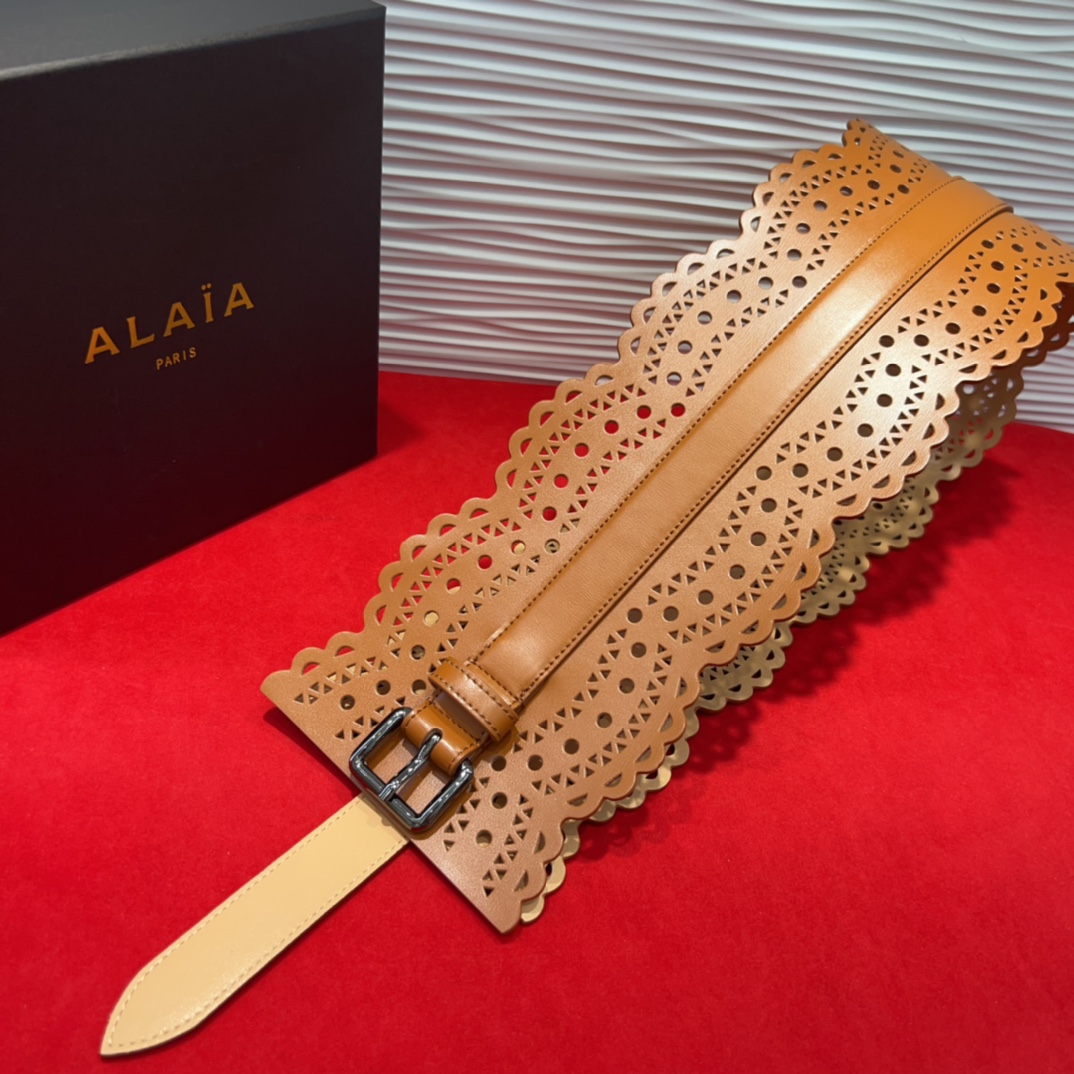  Alaia 阿来莱 腰封、品牌标志性的镂空雕花工艺，柔软牛皮制成于意大利12cm、，Alaia是一个以
