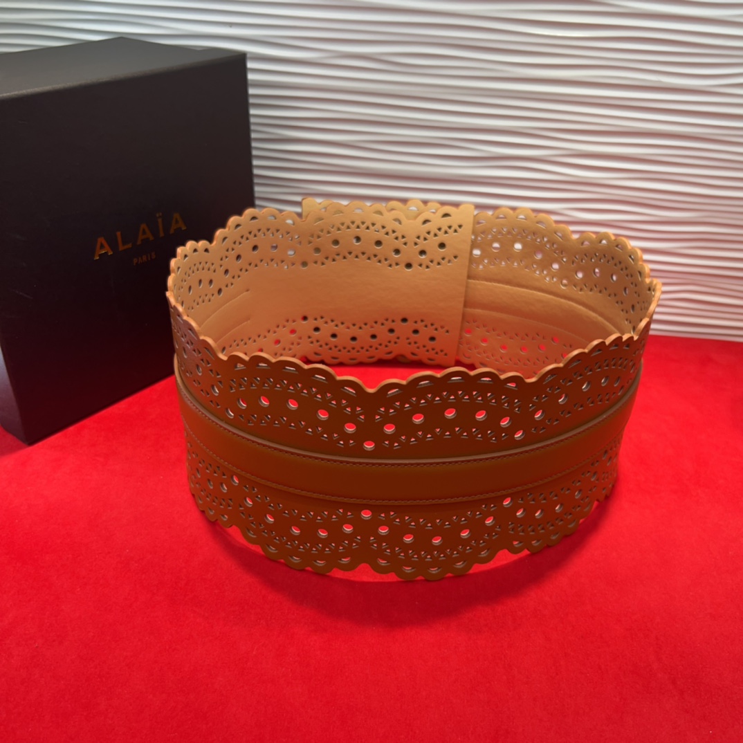  Alaia 阿来莱 腰封、品牌标志性的镂空雕花工艺，柔软牛皮制成于意大利12cm、，Alaia是一个以