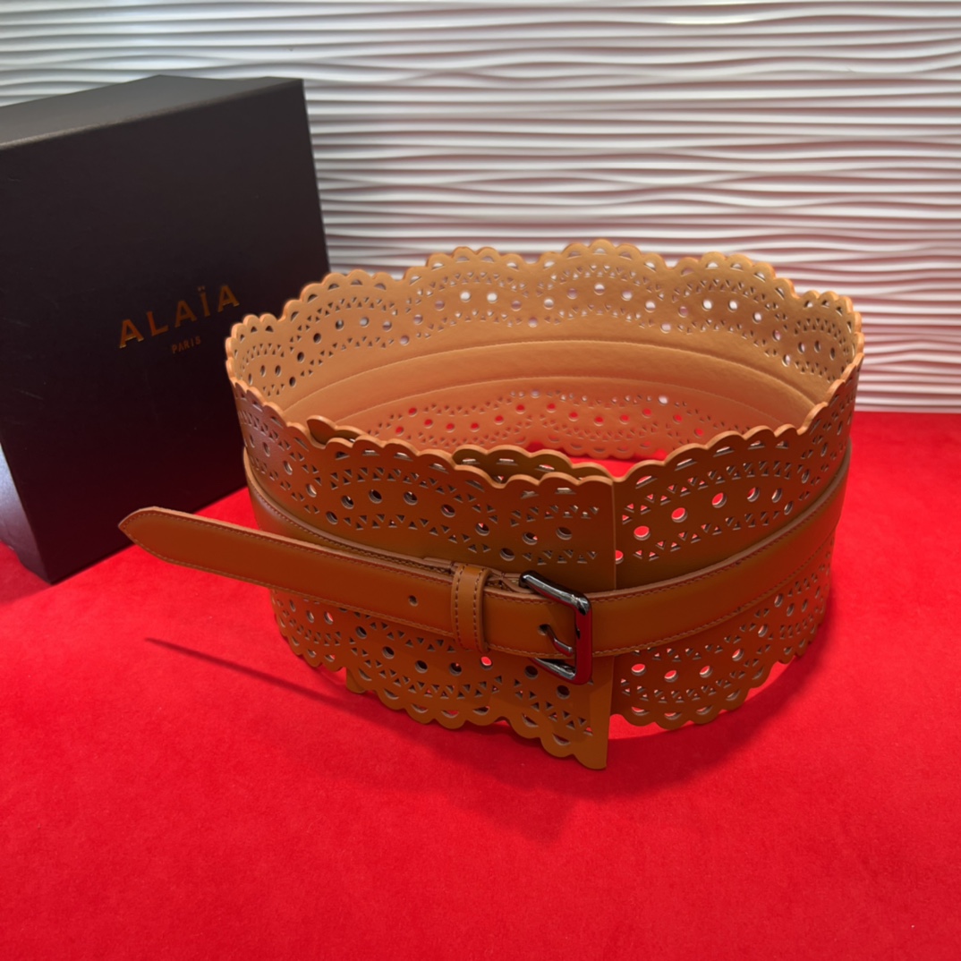  Alaia 阿来莱 腰封、品牌标志性的镂空雕花工艺，柔软牛皮制成于意大利12cm、，Alaia是一个以