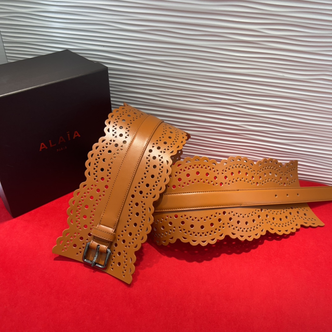  Alaia 阿来莱 腰封、品牌标志性的镂空雕花工艺，柔软牛皮制成于意大利12cm、，Alaia是一个以