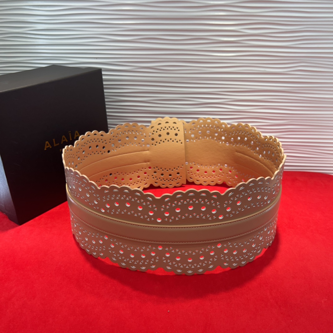  Alaia 阿来莱 腰封、品牌标志性的镂空雕花工艺，柔软牛皮制成于意大利12cm、，Alaia是一个以