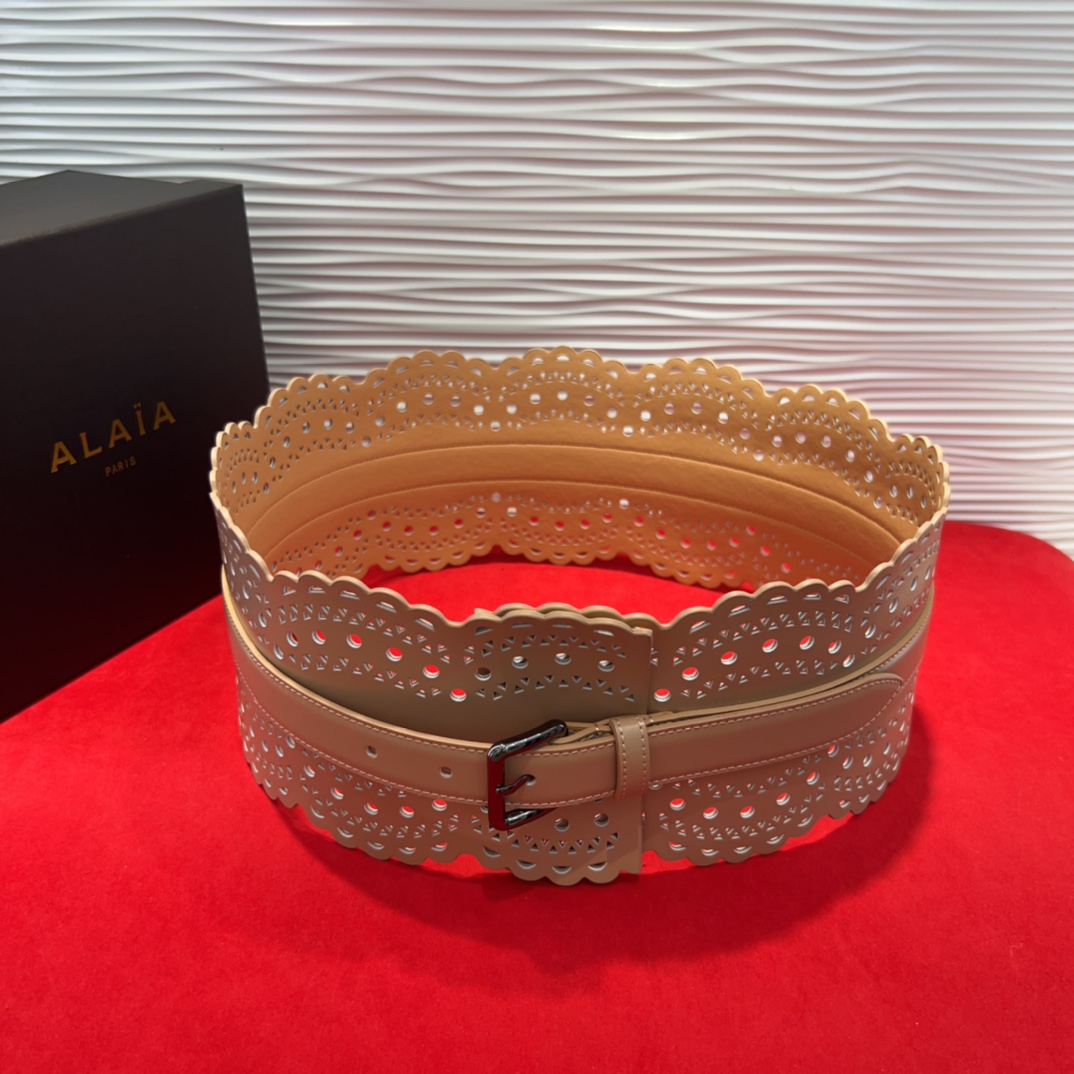  Alaia 阿来莱 腰封、品牌标志性的镂空雕花工艺，柔软牛皮制成于意大利12cm、，Alaia是一个以