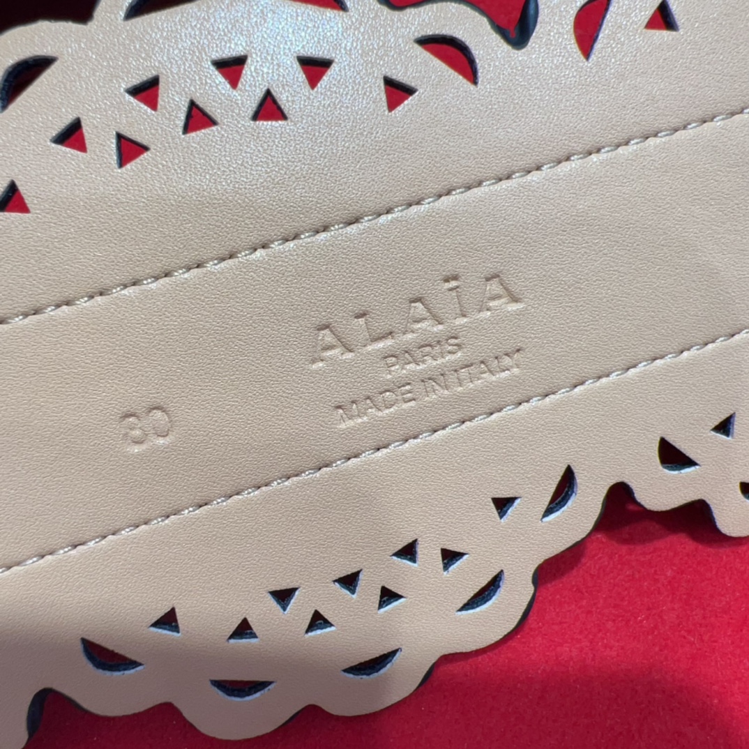  Alaia 阿来莱 腰封、品牌标志性的镂空雕花工艺，柔软牛皮制成于意大利12cm、，Alaia是一个以
