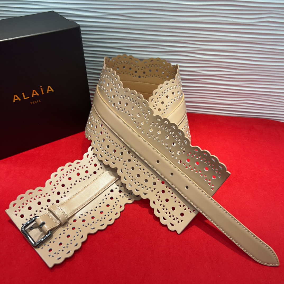  Alaia 阿来莱 腰封、品牌标志性的镂空雕花工艺，柔软牛皮制成于意大利12cm、，Alaia是一个以