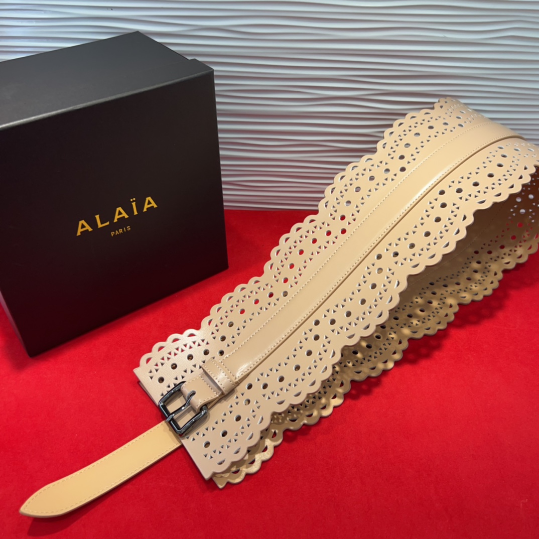  Alaia 阿来莱 腰封、品牌标志性的镂空雕花工艺，柔软牛皮制成于意大利12cm、，Alaia是一个以