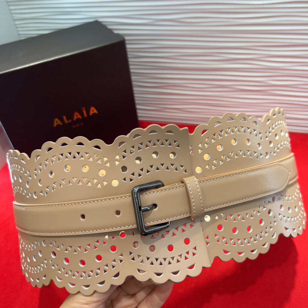  Alaia 阿来莱 腰封、品牌标志性的镂空雕花工艺，柔软牛皮制成于意大利12cm、，Alaia是一个以