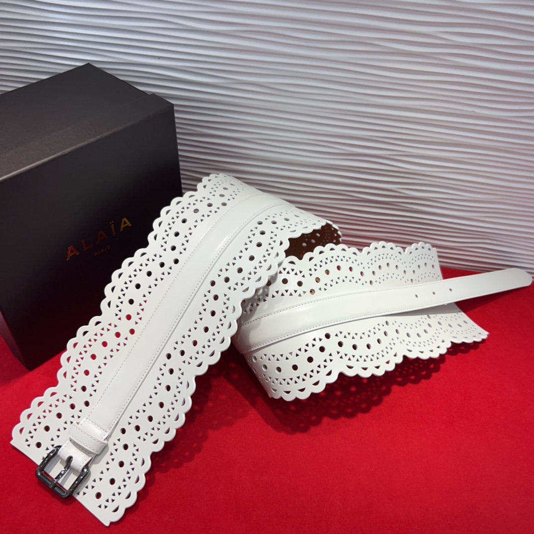  Alaia 阿来莱 腰封、品牌标志性的镂空雕花工艺，柔软牛皮制成于意大利12cm、，Alaia是一个以