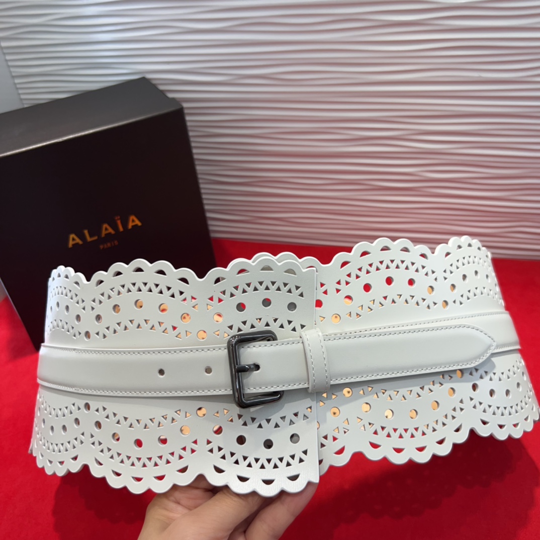  Alaia 阿来莱 腰封、品牌标志性的镂空雕花工艺，柔软牛皮制成于意大利12cm、，Alaia是一个以