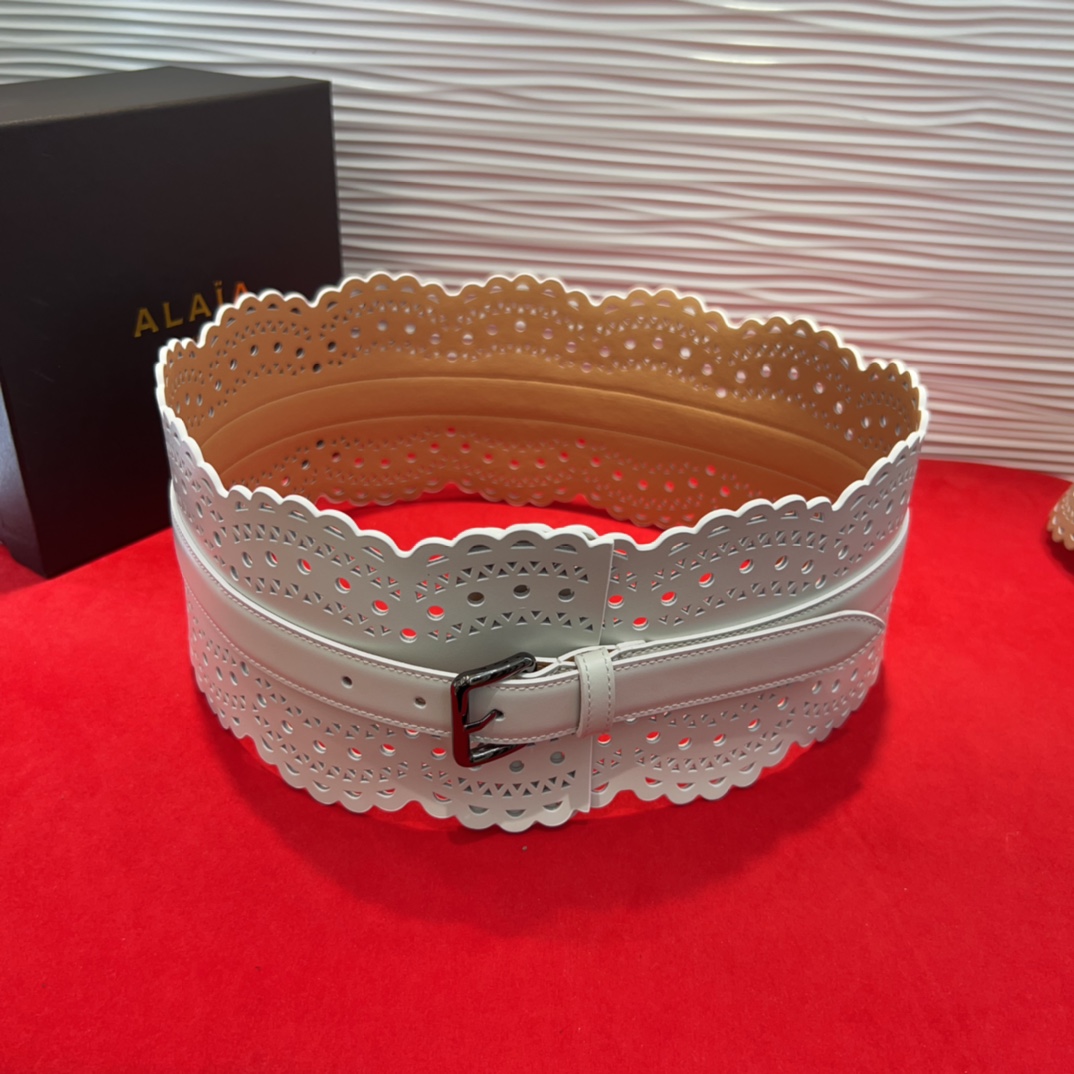 Alaia 阿来莱 腰封、品牌标志性的镂空雕花工艺，柔软牛皮制成于意大利12cm、，Alaia是一个以