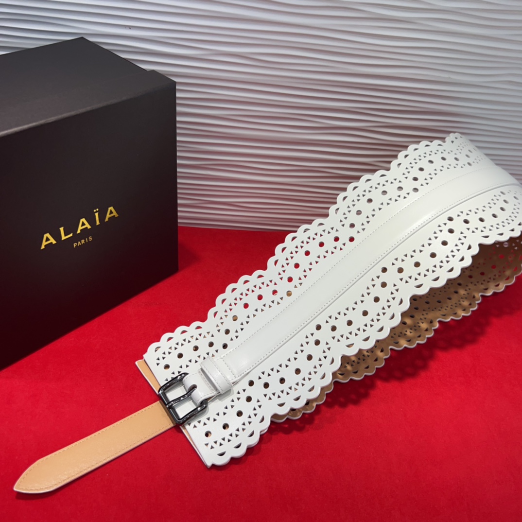  Alaia 阿来莱 腰封、品牌标志性的镂空雕花工艺，柔软牛皮制成于意大利12cm、，Alaia是一个以