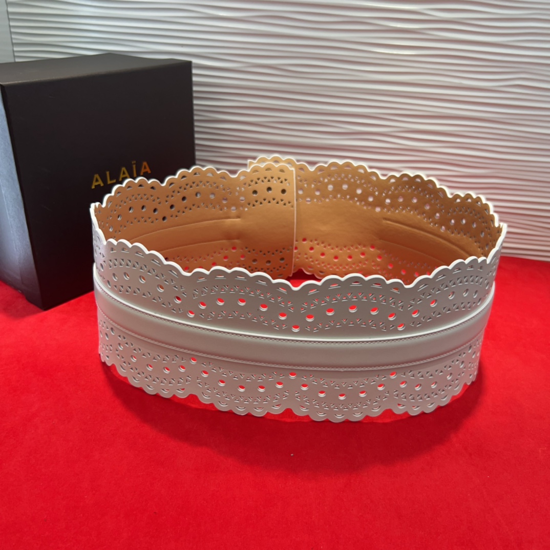  Alaia 阿来莱 腰封、品牌标志性的镂空雕花工艺，柔软牛皮制成于意大利12cm、，Alaia是一个以