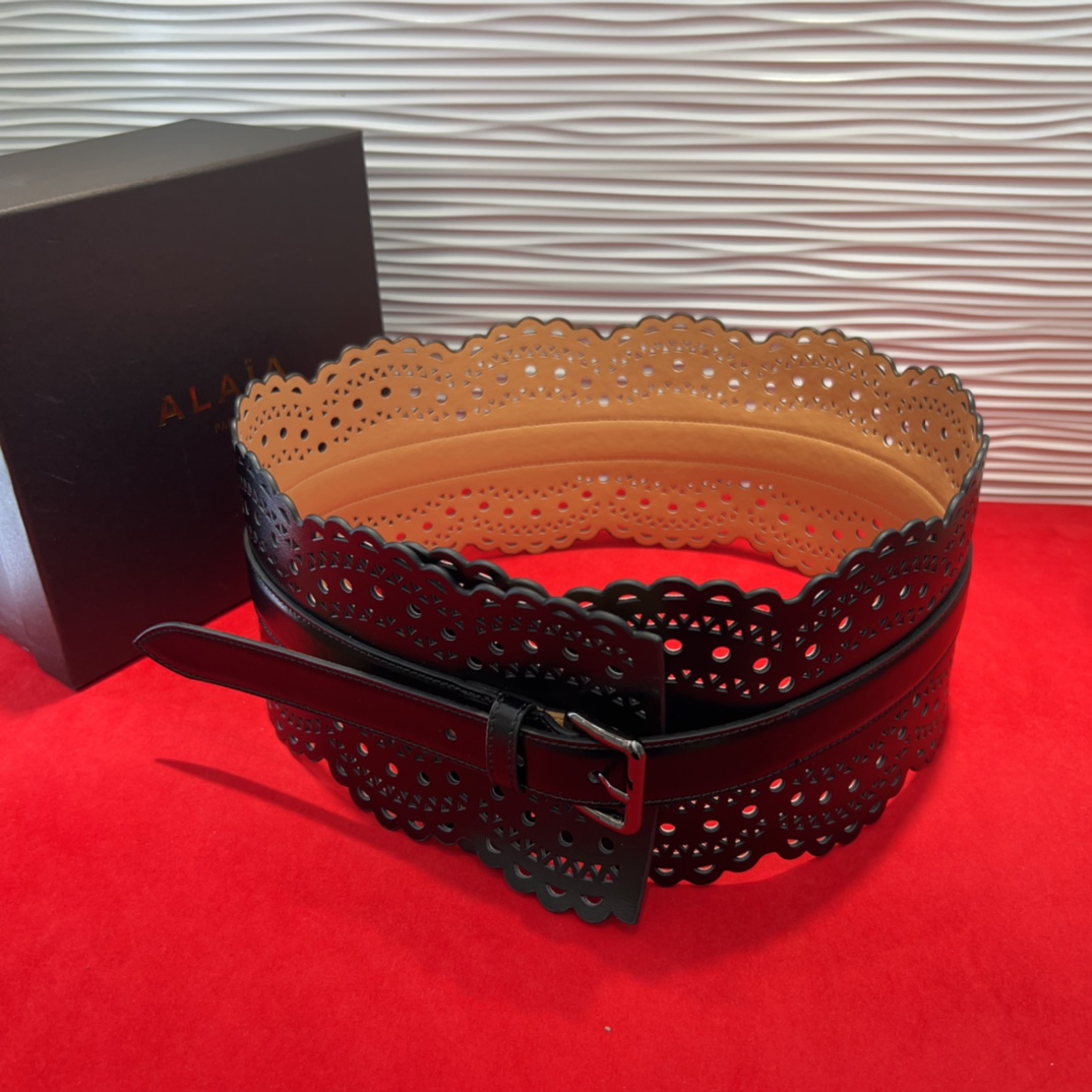  Alaia 阿来莱 腰封、品牌标志性的镂空雕花工艺，柔软牛皮制成于意大利12cm、，Alaia是一个以
