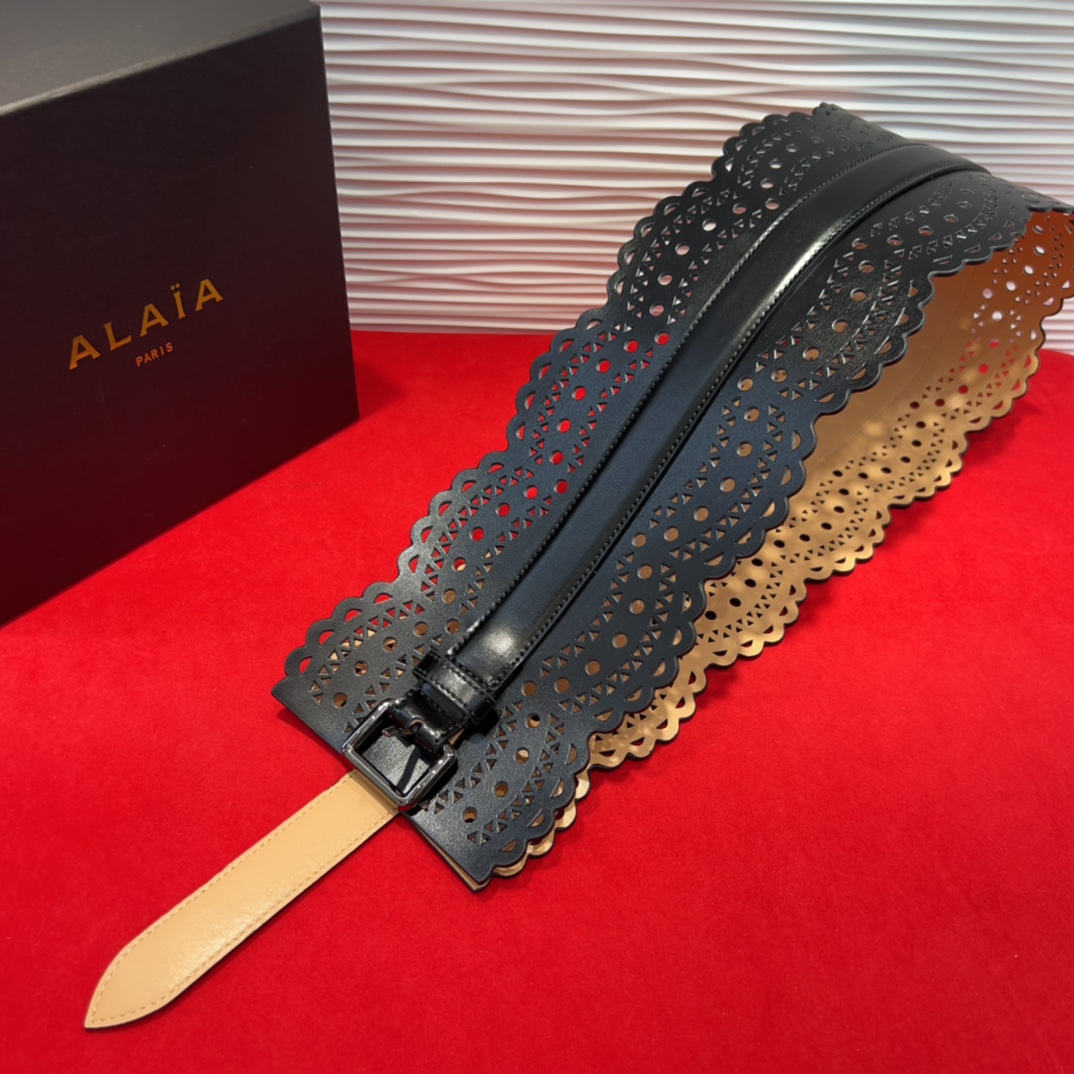  Alaia 阿来莱 腰封、品牌标志性的镂空雕花工艺，柔软牛皮制成于意大利12cm、，Alaia是一个以