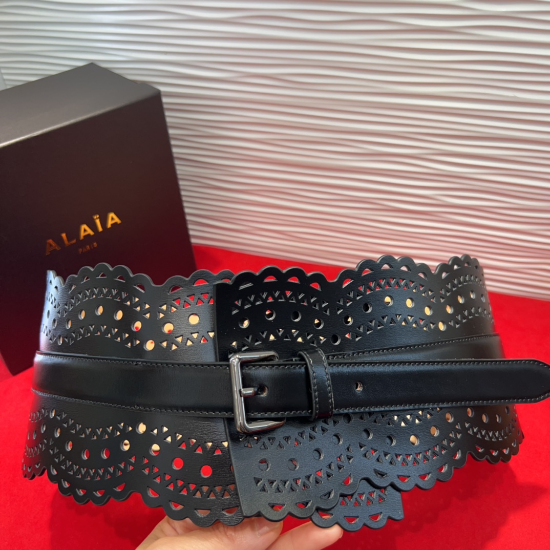  Alaia 阿来莱 腰封、品牌标志性的镂空雕花工艺，柔软牛皮制成于意大利12cm、，Alaia是一个以