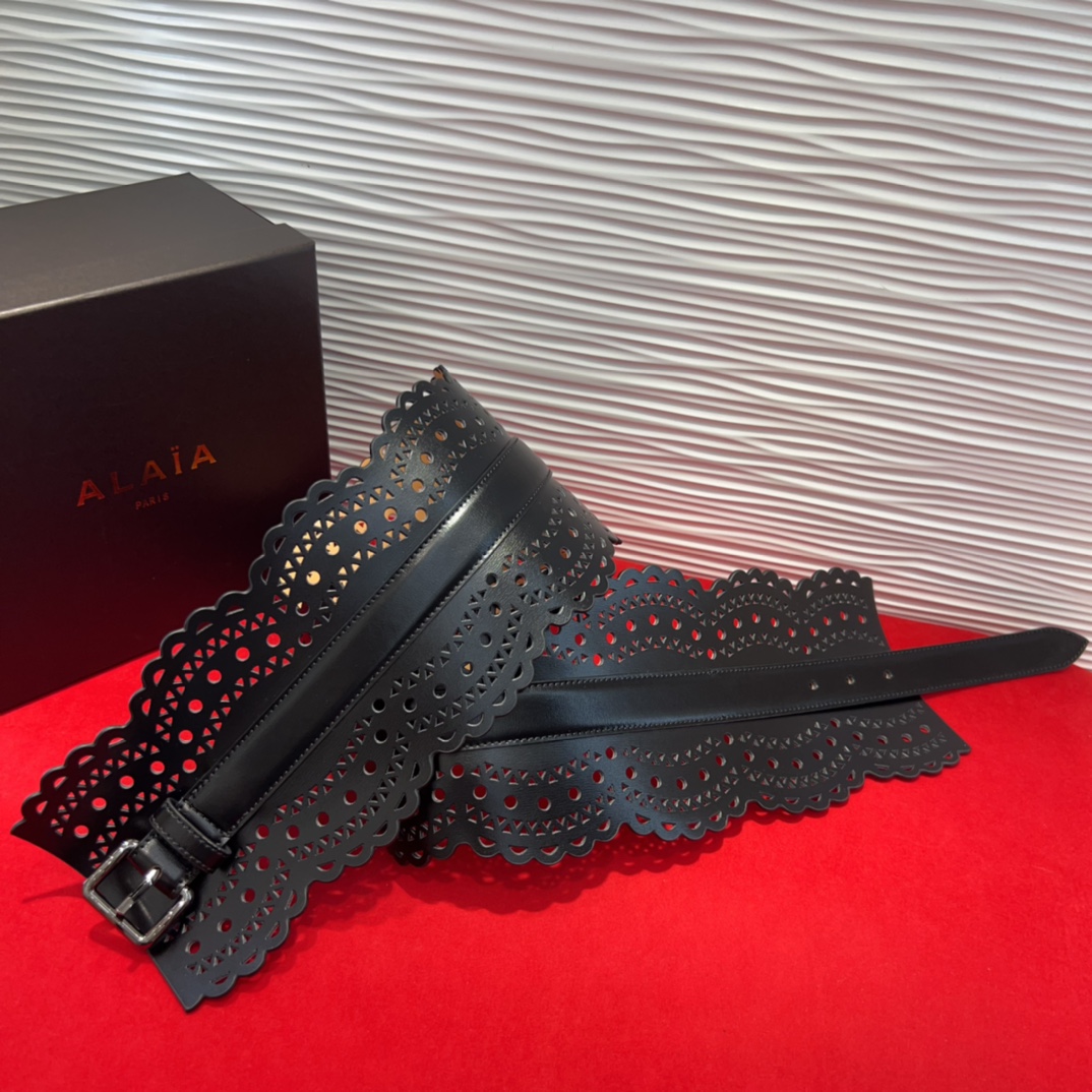  Alaia 阿来莱 腰封、品牌标志性的镂空雕花工艺，柔软牛皮制成于意大利12cm、，Alaia是一个以
