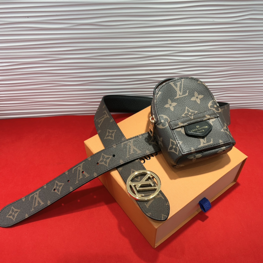  日常的装束衬托出来的纤细的皮带 优质的进口小牛皮的可逆的设计 搭配字针扣式搭扣 饰有字母与花卉镂空图案