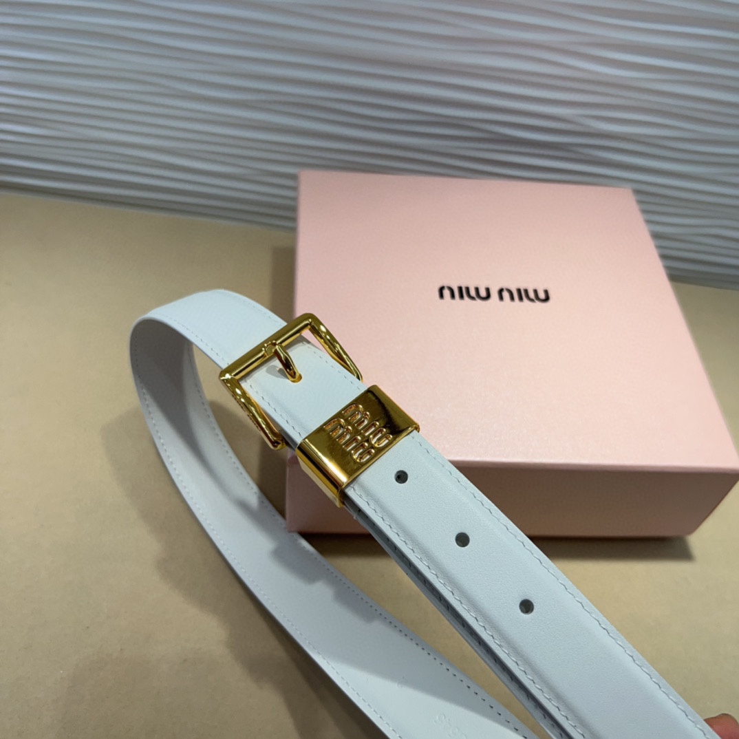  这款皮革腰带是提升别致造型品味的理想之选。
醒目的标志性徽标装点搭扣，营造精致撞色与纹理效果。缕空m 