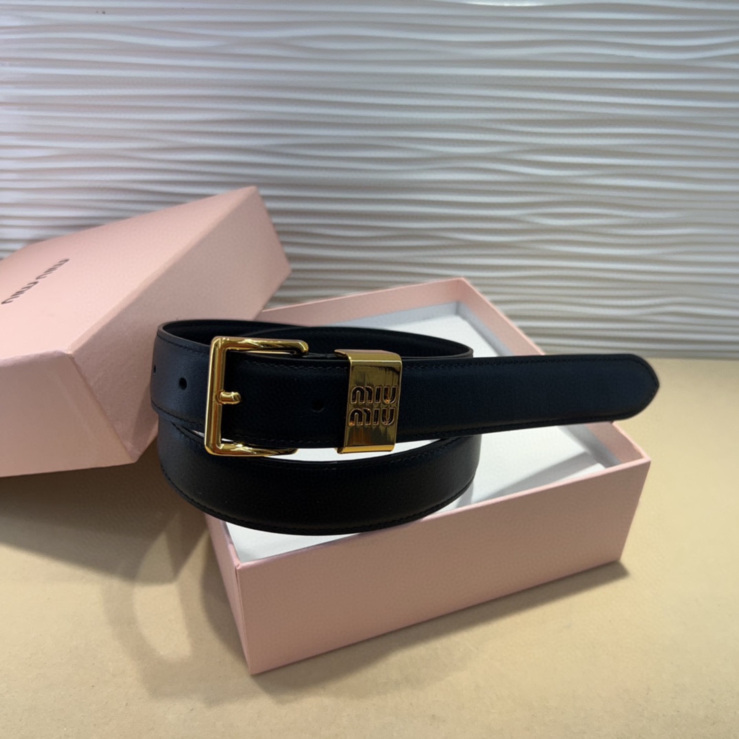  这款皮革腰带是提升别致造型品味的理想之选。
醒目的标志性徽标装点搭扣，营造精致撞色与纹理效果。缕空m 