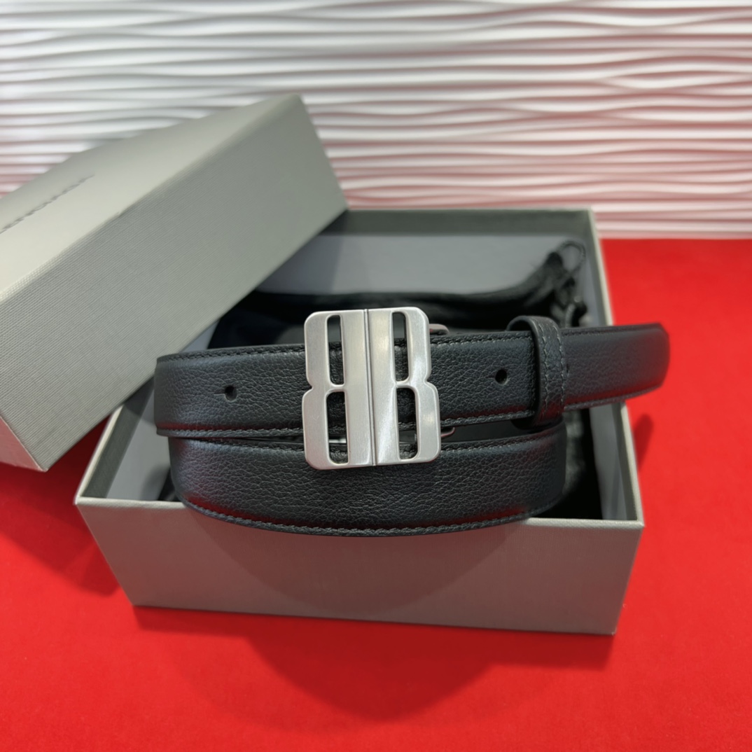 （Balenciaga）宽度2.5cm 是法国的奢侈品牌，作为时尚界最具影响力品牌之一的地位。设计师源于
