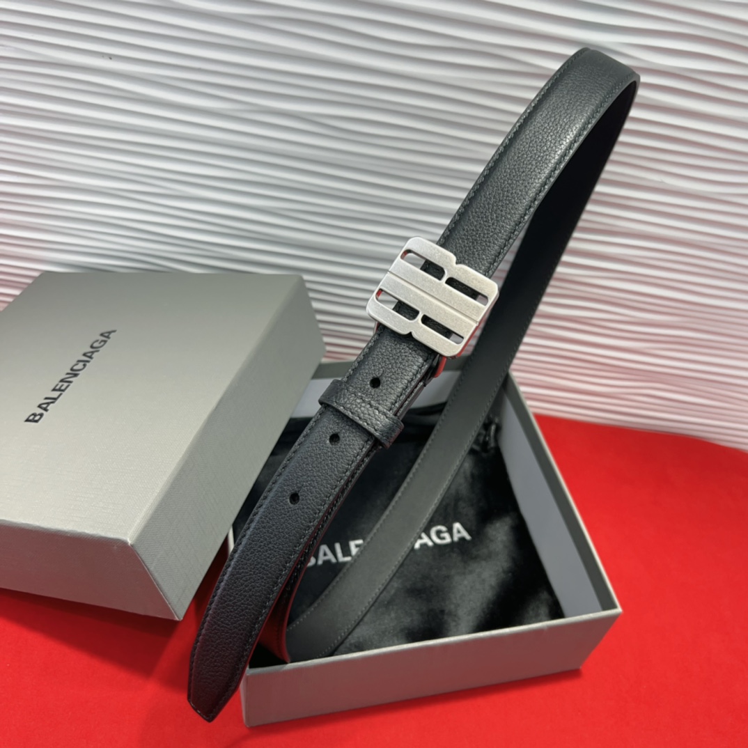 （Balenciaga）宽度2.5cm 是法国的奢侈品牌，作为时尚界最具影响力品牌之一的地位。设计师源于
