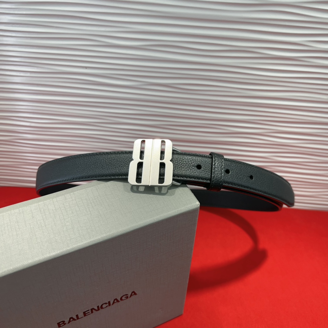 （Balenciaga）宽度2.5cm 是法国的奢侈品牌，作为时尚界最具影响力品牌之一的地位。设计师源于