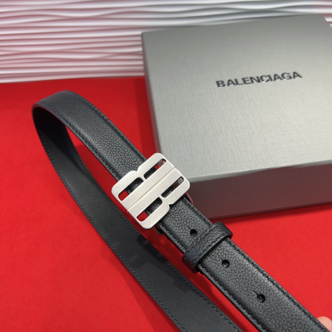（Balenciaga）宽度2.5cm 是法国的奢侈品牌，作为时尚界最具影响力品牌之一的地位。设计师源于