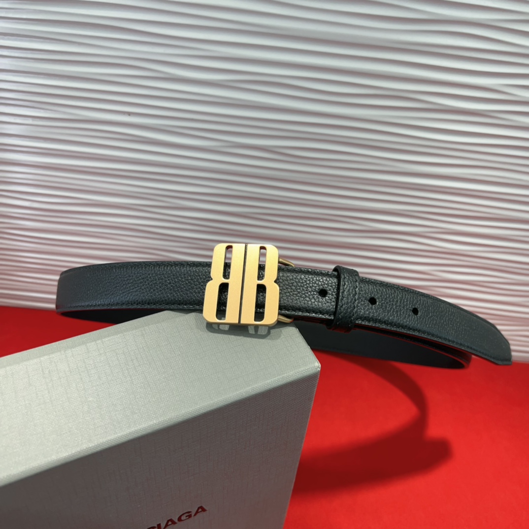 （Balenciaga）宽度2.5cm 是法国的奢侈品牌，作为时尚界最具影响力品牌之一的地位。设计师源于