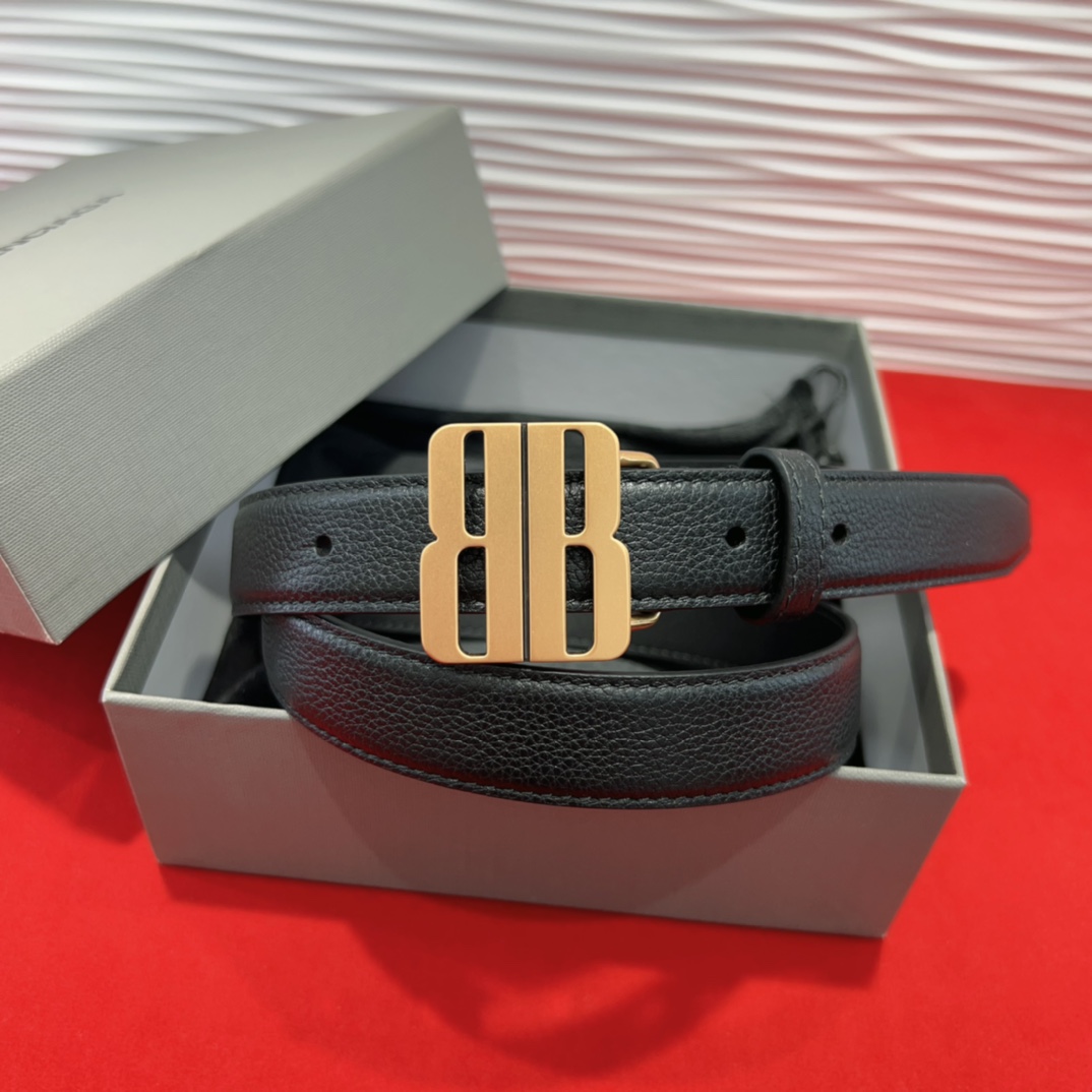 （Balenciaga）宽度2.5cm 是法国的奢侈品牌，作为时尚界最具影响力品牌之一的地位。设计师源于