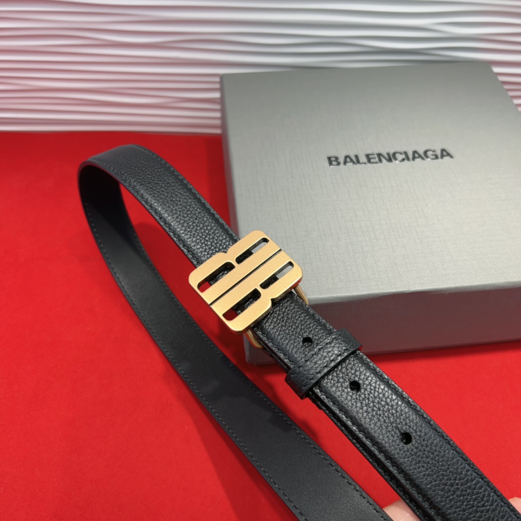 （Balenciaga）宽度2.5cm 是法国的奢侈品牌，作为时尚界最具影响力品牌之一的地位。设计师源于