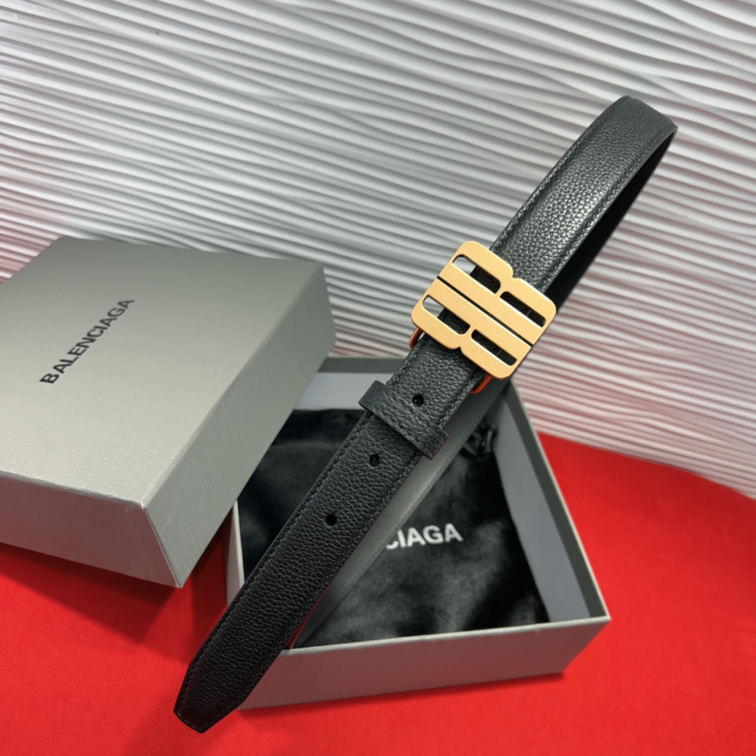 （Balenciaga）宽度2.5cm 是法国的奢侈品牌，作为时尚界最具影响力品牌之一的地位。设计师源于