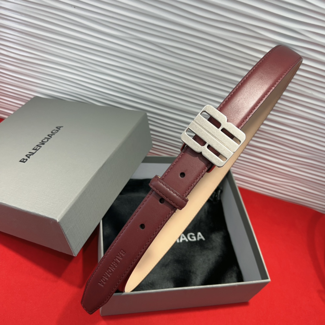 （Balenciaga）宽度2.5cm 是法国的奢侈品牌，作为时尚界最具影响力品牌之一的地位。设计师源于
