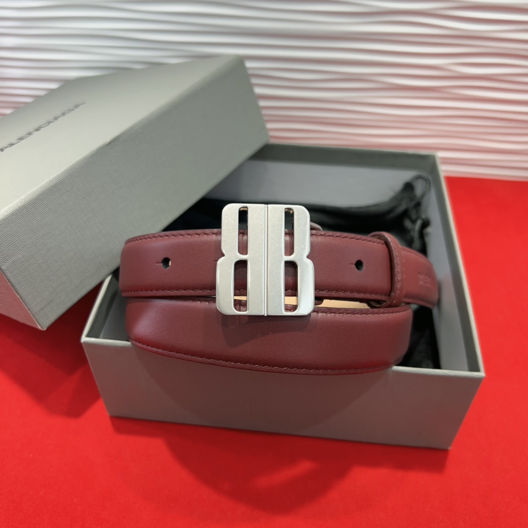 （Balenciaga）宽度2.5cm 是法国的奢侈品牌，作为时尚界最具影响力品牌之一的地位。设计师源于