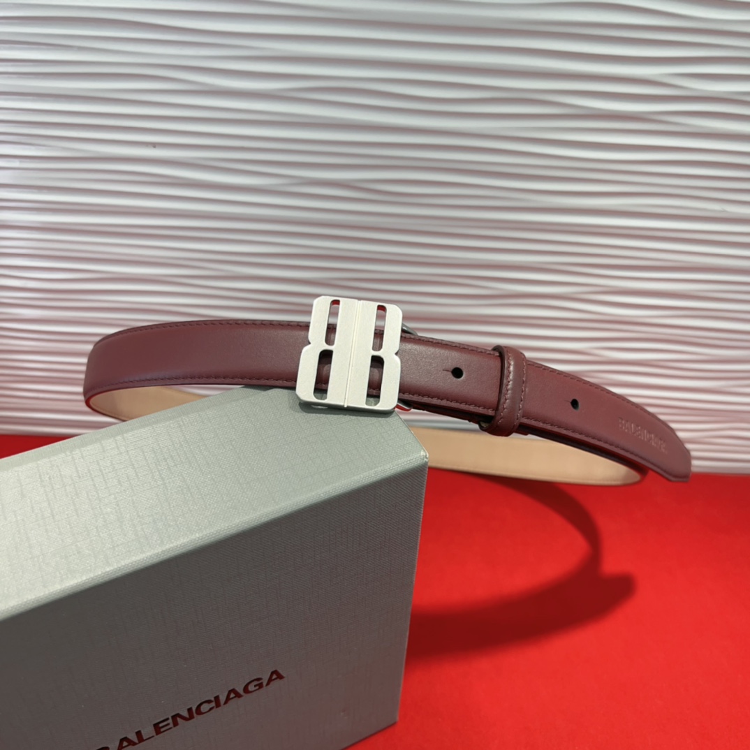 （Balenciaga）宽度2.5cm 是法国的奢侈品牌，作为时尚界最具影响力品牌之一的地位。设计师源于