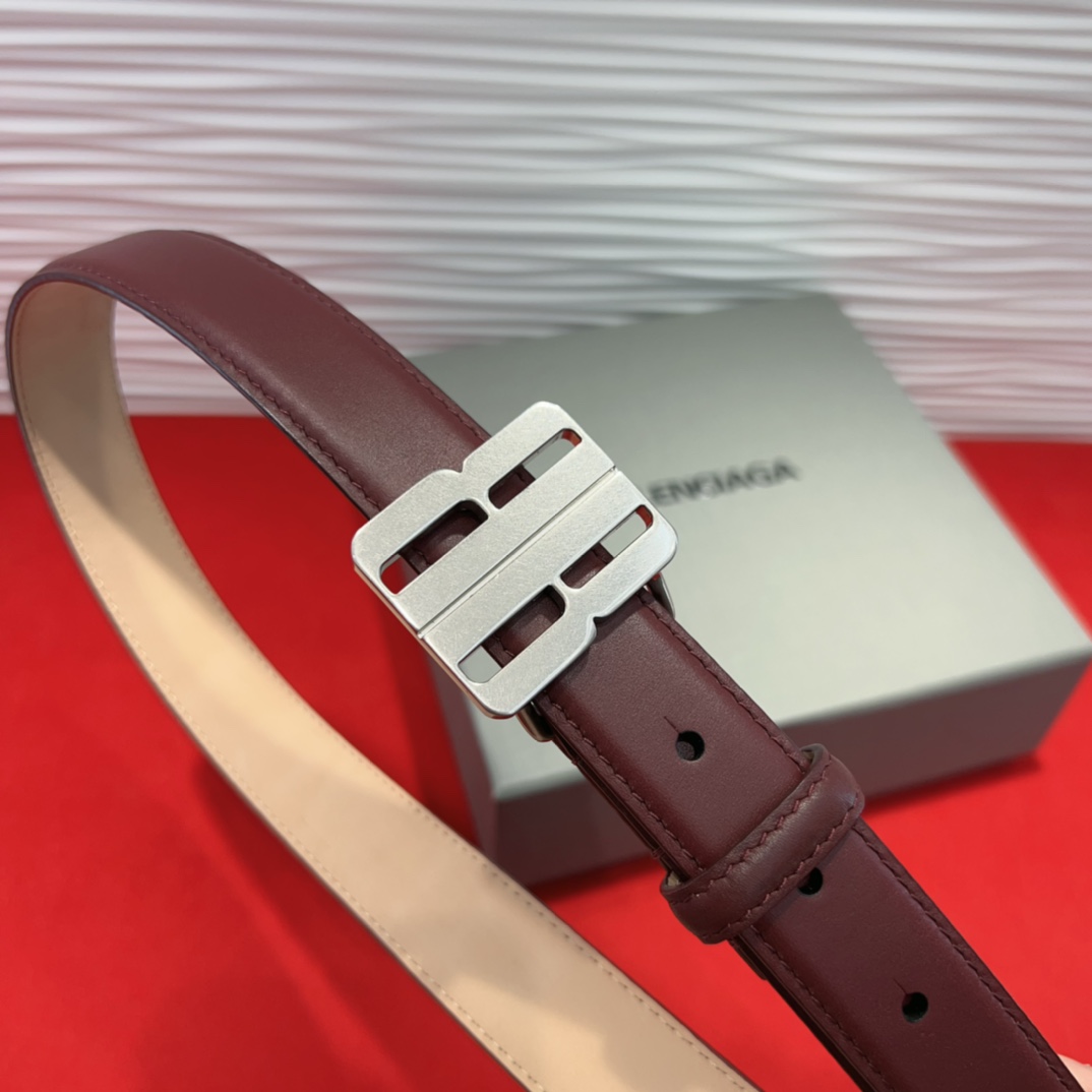 （Balenciaga）宽度2.5cm 是法国的奢侈品牌，作为时尚界最具影响力品牌之一的地位。设计师源于