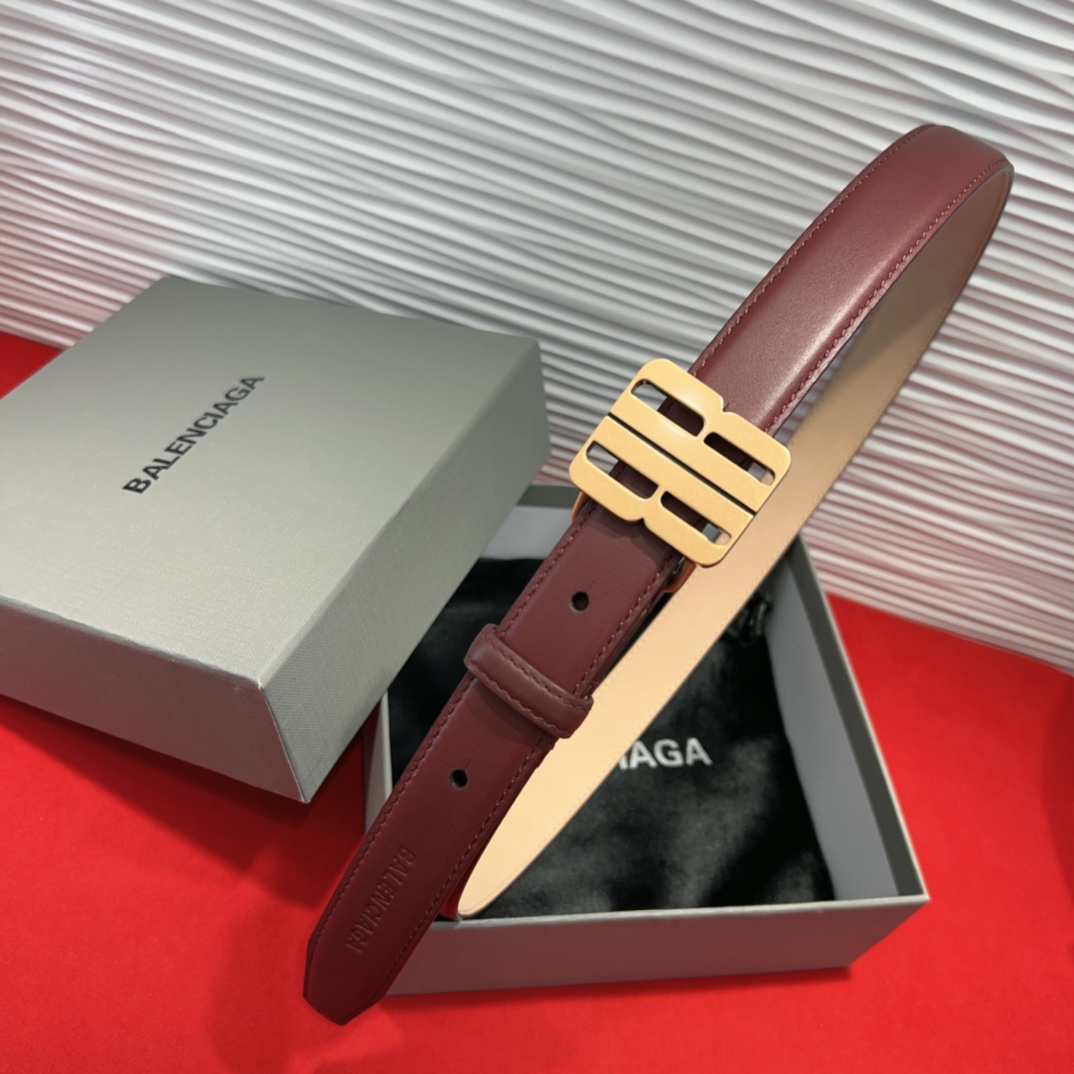 （Balenciaga）宽度2.5cm 是法国的奢侈品牌，作为时尚界最具影响力品牌之一的地位。设计师源于