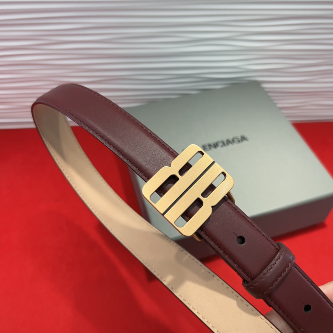 （Balenciaga）宽度2.5cm 是法国的奢侈品牌，作为时尚界最具影响力品牌之一的地位。设计师源于